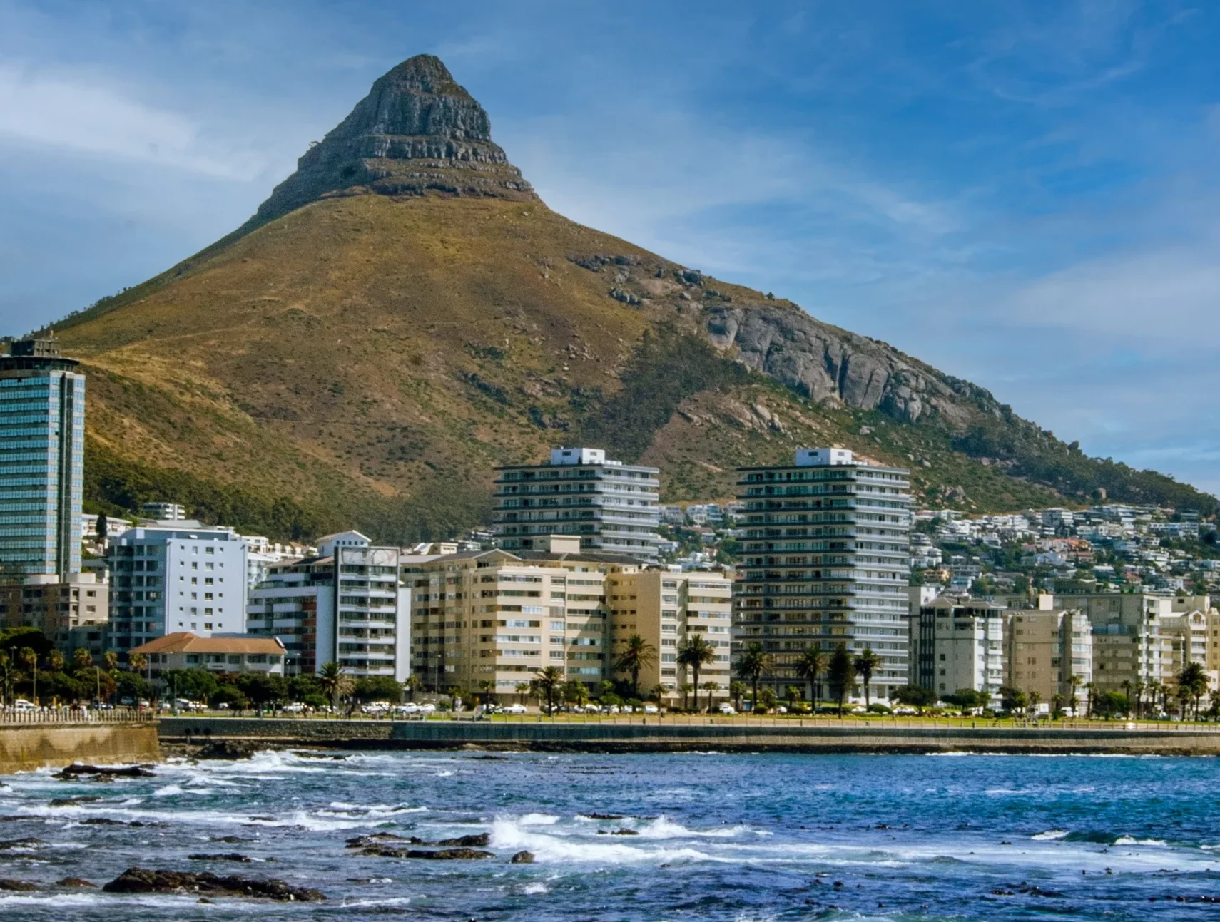 Panorama di Table Mountain con skyline di Città del Capo sullo sfondo.
