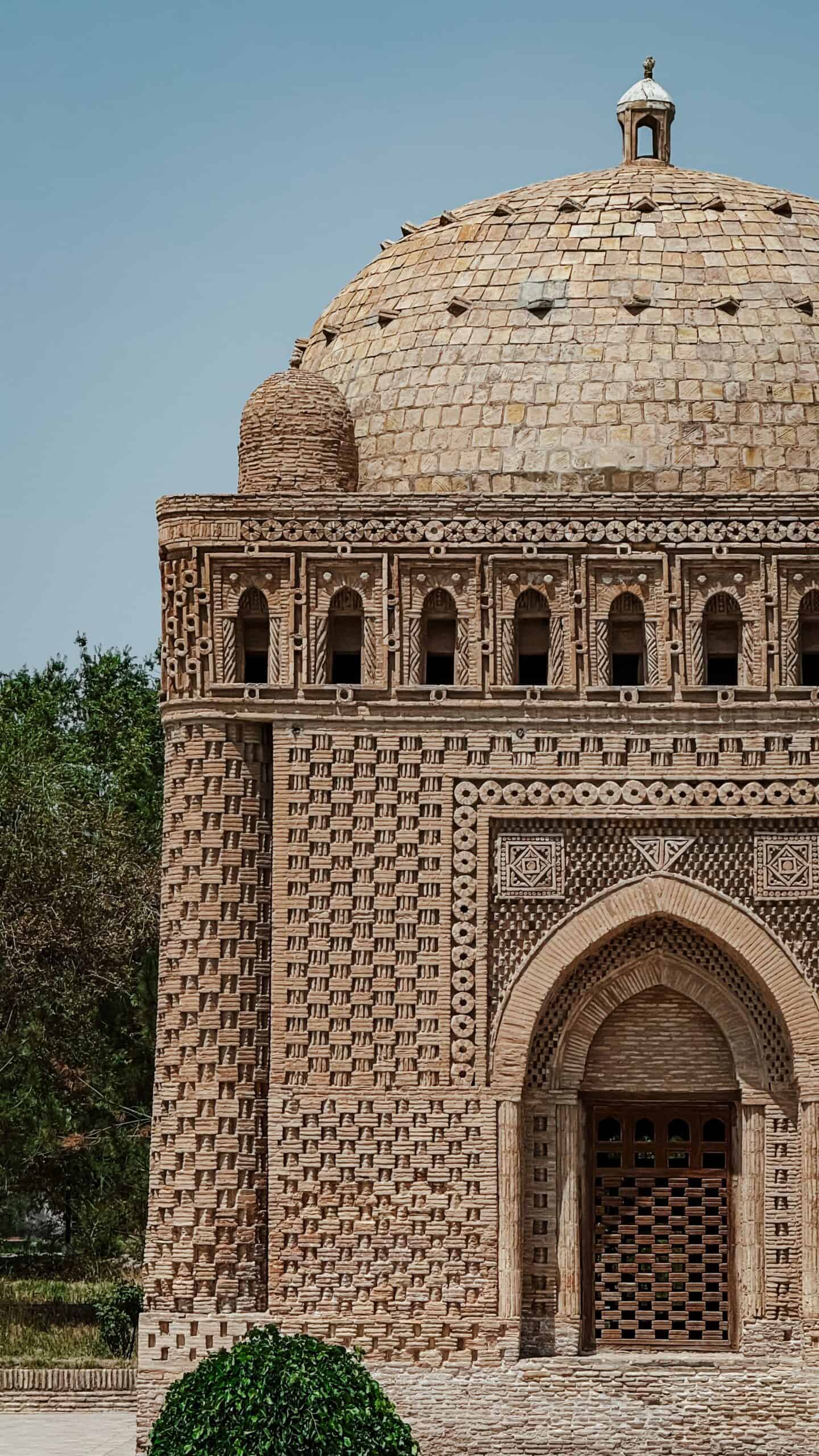 Moschea storica in Uzbekistan Moschea in Uzbekistan con dettagli architettonici intricati e grande cupola.
