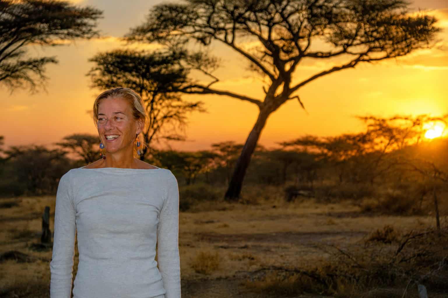 tanzania foto Donna con occhiali da sole in un veicolo 4x4 in viaggio.
