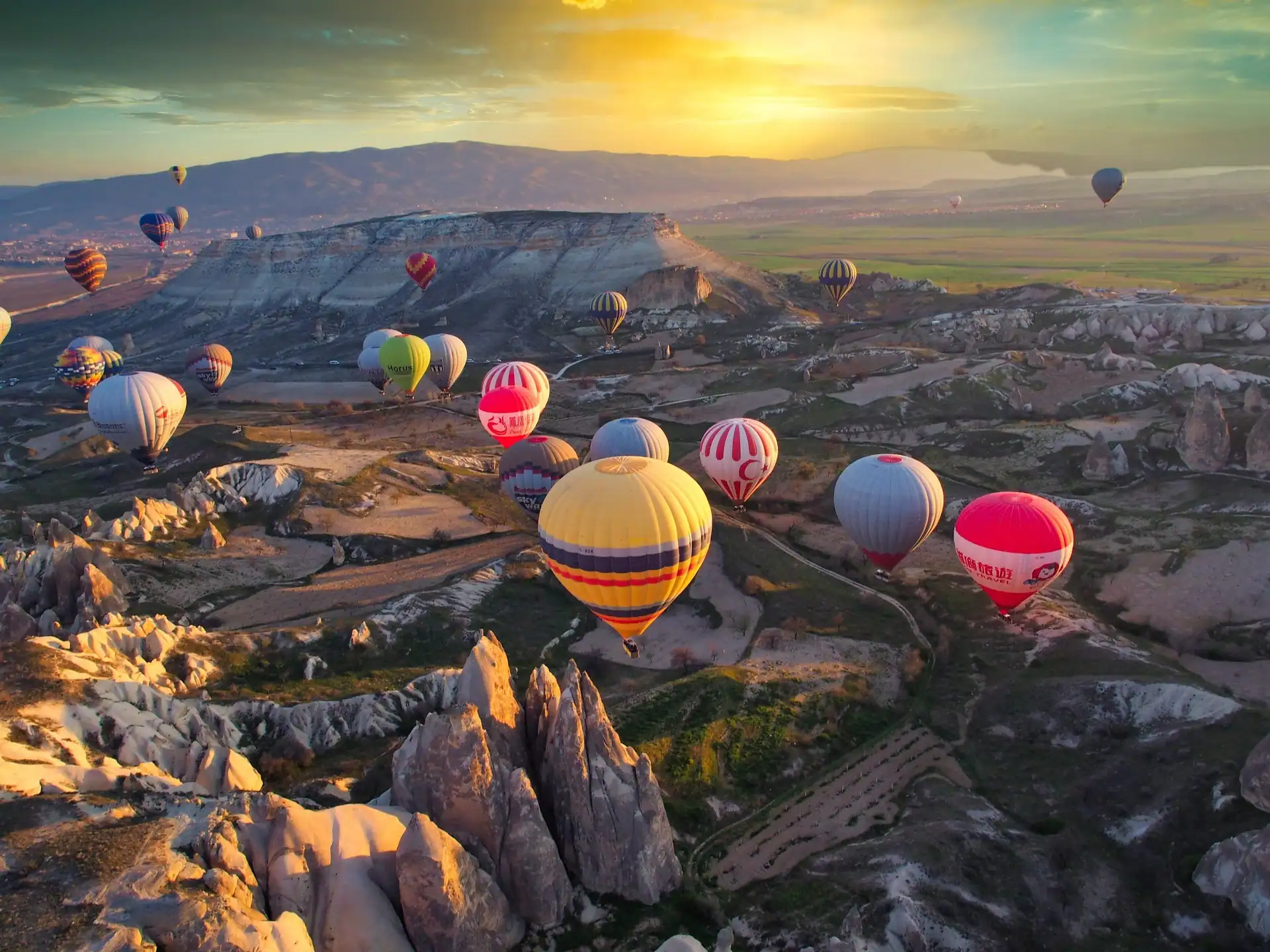 Donna indiana che cuce tessuti tradizionali colorati vista durante un viaggio culturale Twende Viaggi